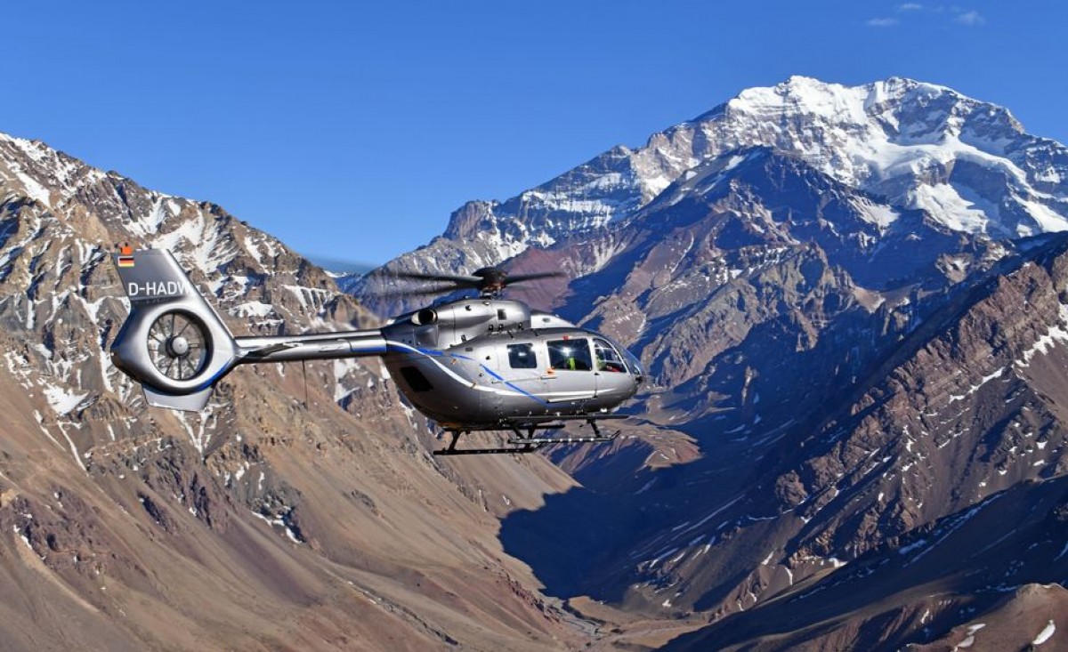Airbus Helicopters pose un H145 au sommet de l'Alconcagua, en Argentine